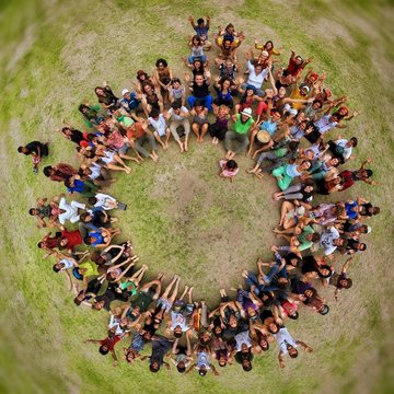 Comunidad reunida en círculo